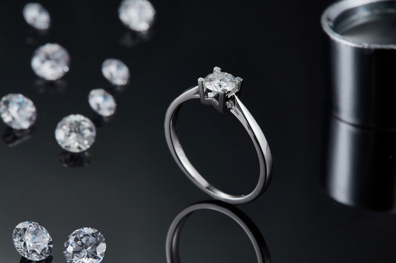แหวนหมั้น S925 East West ที่ไม่เหมือนใคร Emerald Cut Moissanite ที่ทันสมัย