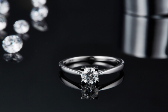 แหวนหมั้น S925 East West ที่ไม่เหมือนใคร Emerald Cut Moissanite ที่ทันสมัย