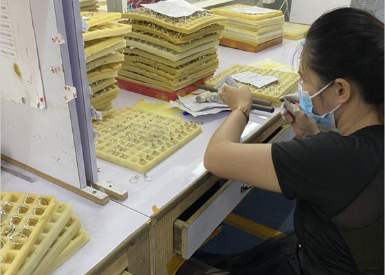 0.05ct 5 ชิ้นแหวนทอง 9K 2 มม. พร้อมเพชรธรรมชาติสำหรับหมั้น ODM
