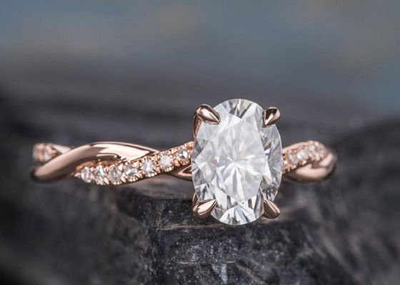แหวนหมั้นวงรี Mossianite 2.5ct 18K Rose Gold Material