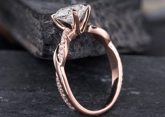แหวนหมั้นวงรี Mossianite 2.5ct 18K Rose Gold Material