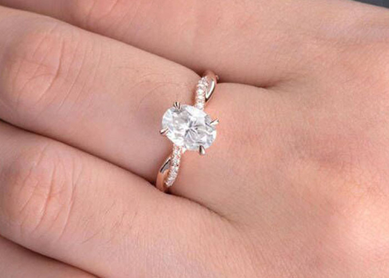 แหวนหมั้นวงรี Mossianite 2.5ct 18K Rose Gold Material