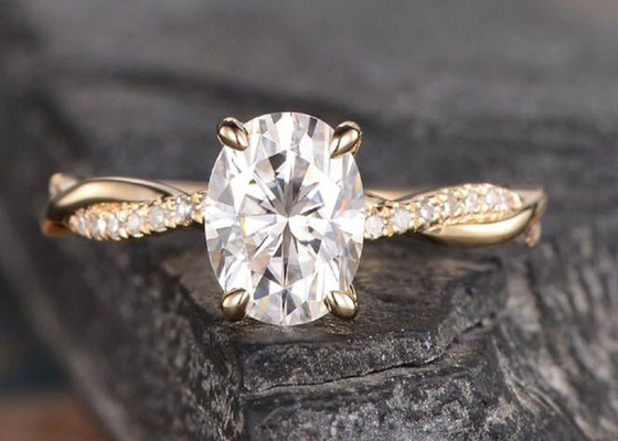 แหวนหมั้นวงรี Mossianite 2.5ct 18K Rose Gold Material