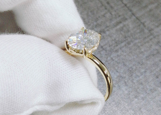 1.5ct Oval Cut Lab Grown Moissanite Ring วัสดุทอง 14K 0.7×0.9cm size