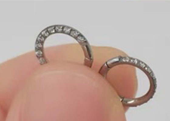 ชิ้นส่วนบานพับ 14K Gold Clicker Hoop พร้อม 16G Pave Diamond