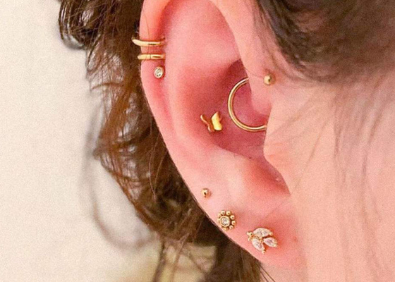 แหวน Septum ทองคำขาวสามเหลี่ยม OEM กับ 0.1ct 1.3mm Diamonds