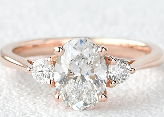10K Gold Lab Grown Moissanite Ring White Oval Cut 2.1ct น้ำหนัก 7×9mm shape
