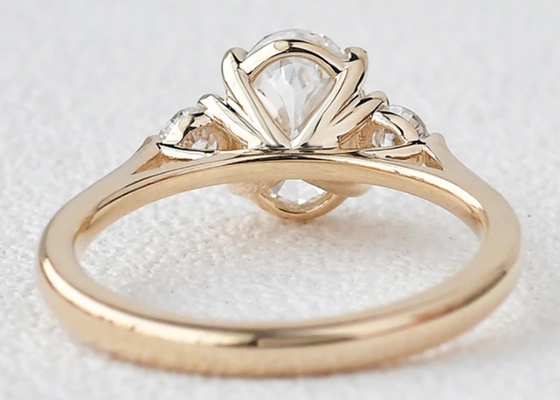 10K Gold Lab Grown Moissanite Ring White Oval Cut 2.1ct น้ำหนัก 7×9mm shape