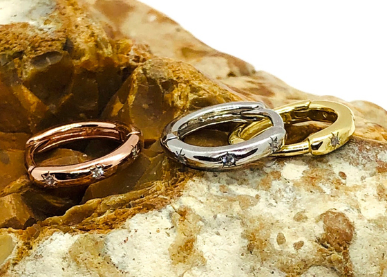 ต่างหูทอง 9K แบบห่วง 8.4 มม. North Star แกะสลักด้วยเพชร Moissanite