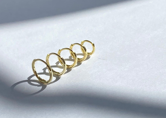 6mm 12mm 9k Gold Huggie ต่างหู, 10mm Dainty Huggie Hoop Earrings OEM