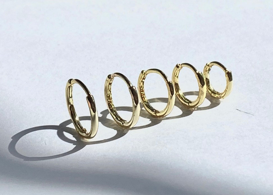 6mm 12mm 9k Gold Huggie ต่างหู, 10mm Dainty Huggie Hoop Earrings OEM
