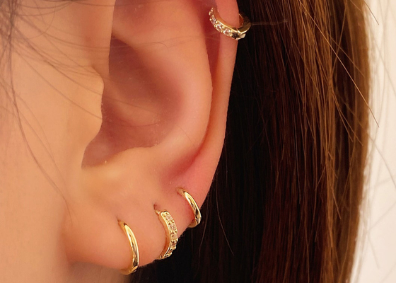 6mm 12mm 9k Gold Huggie ต่างหู, 10mm Dainty Huggie Hoop Earrings OEM