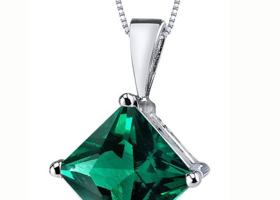สร้อยคอจี้มรกตธรรมชาติ 2.2 กะรัต Princess Cut 7×7mm size