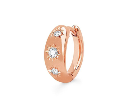 ต่างหูห่วง Huggie Hoop สีทองขนาด 12 มม. พร้อมเพชรเจียระไนทรงกลม 0.16 กะรัต