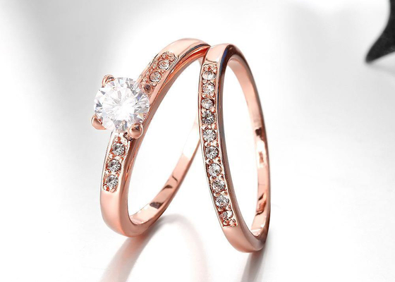 OEM Rose Gold ชุดหมั้นและแหวนแต่งงาน 0.44CT 5mm Stone