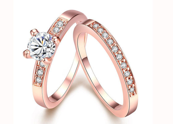 OEM Rose Gold ชุดหมั้นและแหวนแต่งงาน 0.44CT 5mm Stone