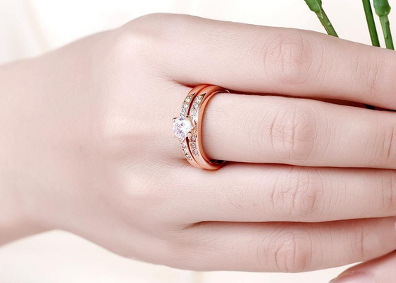 OEM Rose Gold ชุดหมั้นและแหวนแต่งงาน 0.44CT 5mm Stone