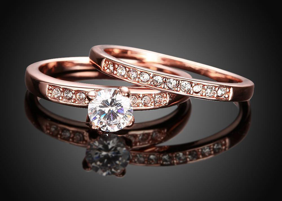 OEM Rose Gold ชุดหมั้นและแหวนแต่งงาน 0.44CT 5mm Stone
